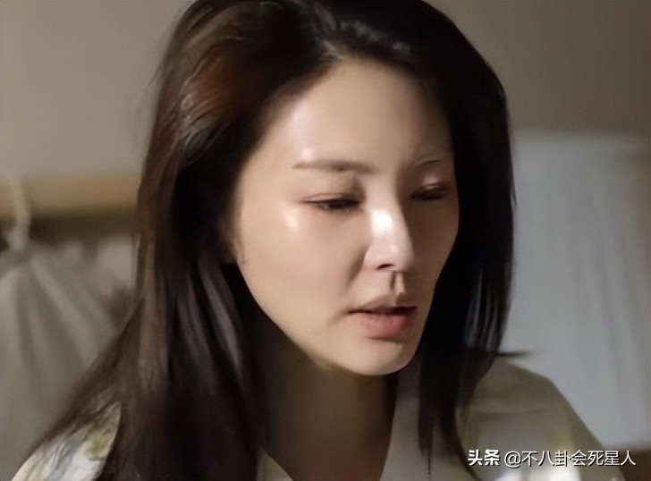 内娱新晋“发面馒头”，肿胀僵硬没眼看，让动脸前辈们自愧不如