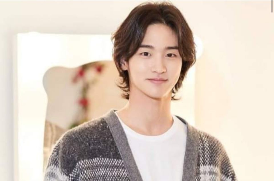 这些韩国万人迷——李钟硕、张东润等——留长发看起来非常迷人