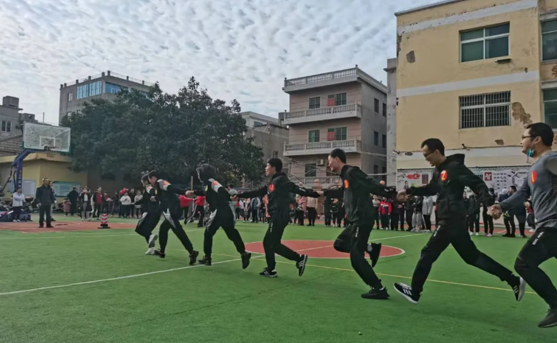 乡村学校趣味运动会，一帧帧画面趣味十足，老师仿若回到童年时代