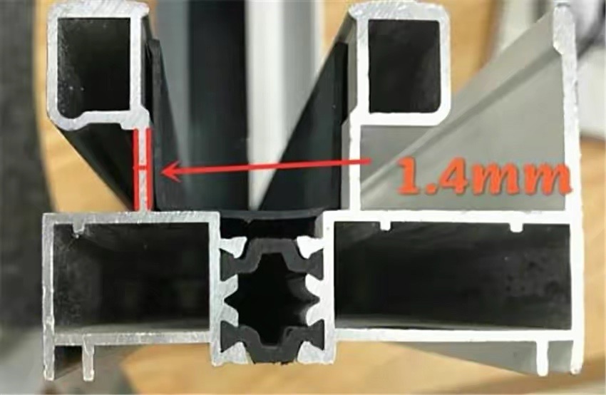 4-2mm,1.4mm的型材显然太薄了,并不耐用.我的建议是选择型材厚度1.