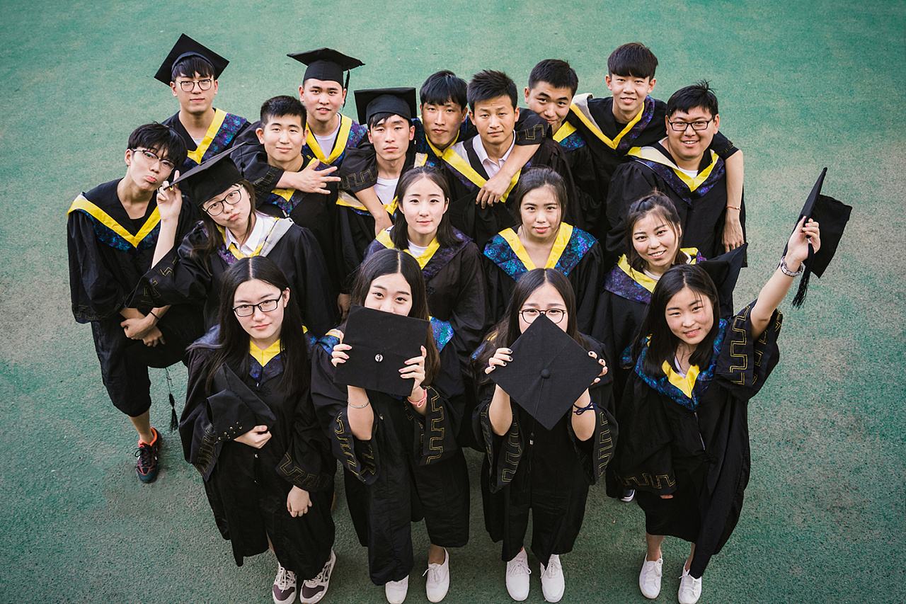 女大学生拍毕业照忘化妆，成片出来后成“全场最佳”，凸显国际化