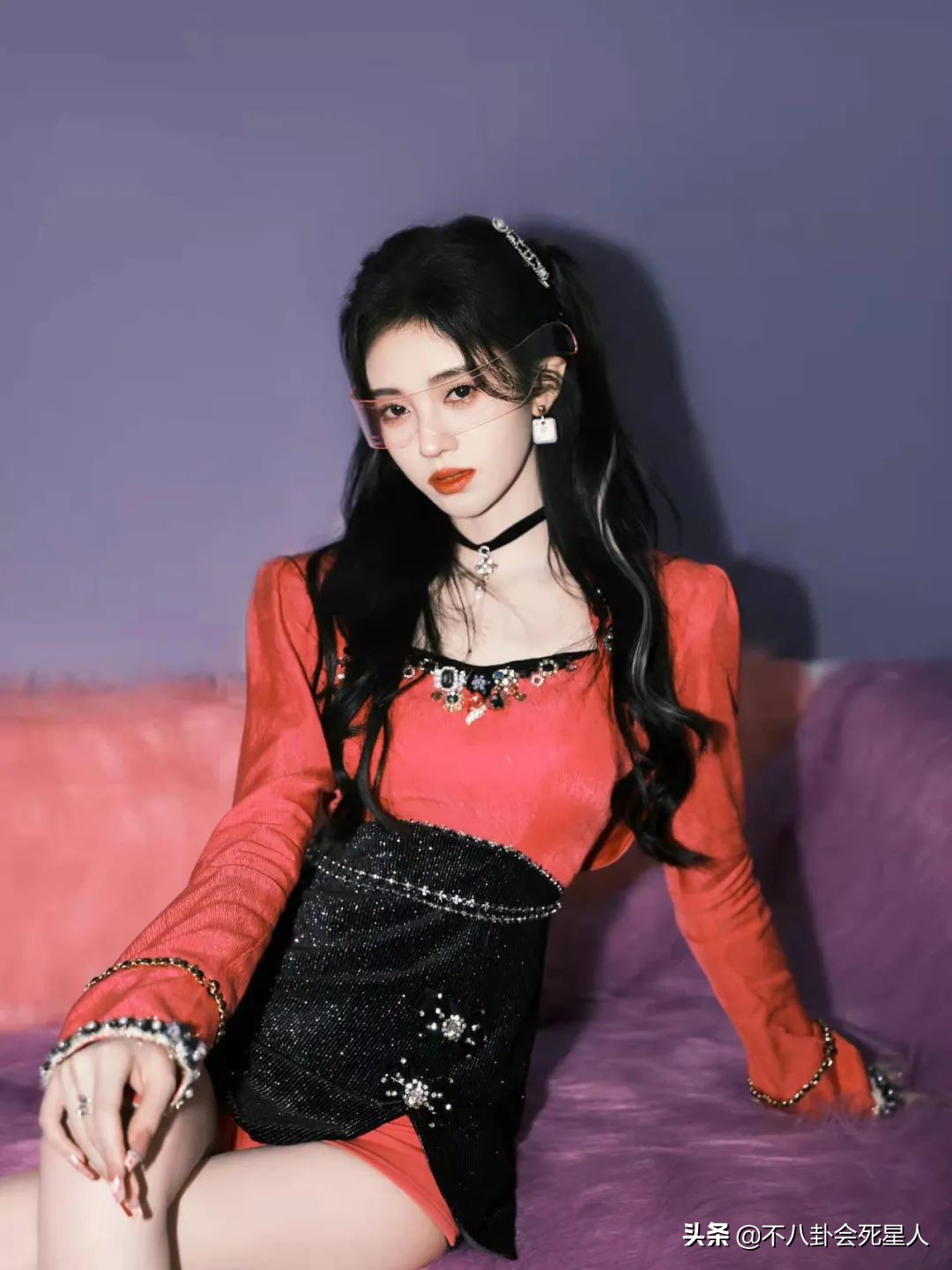 五官好看，“吃亏”在脸上，热巴脸颊凹陷，鞠婧祎颧骨突出