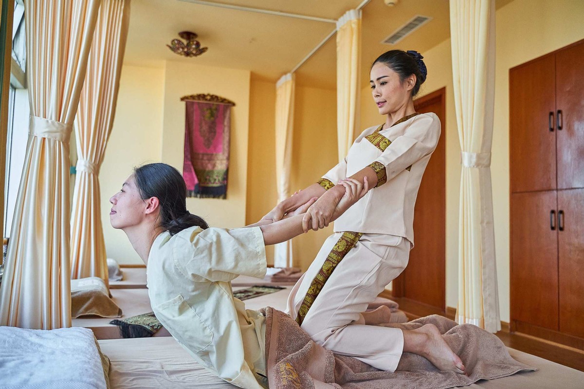 泰国毒奶"马杀鸡"很多情侣也会选择到泰国旅游,在泰国,情侣之间在公共