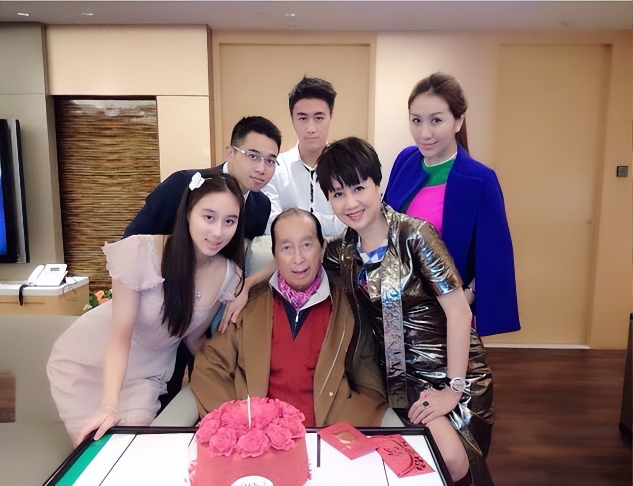 何超莲与何超欣，未来三房四房比拼的重点