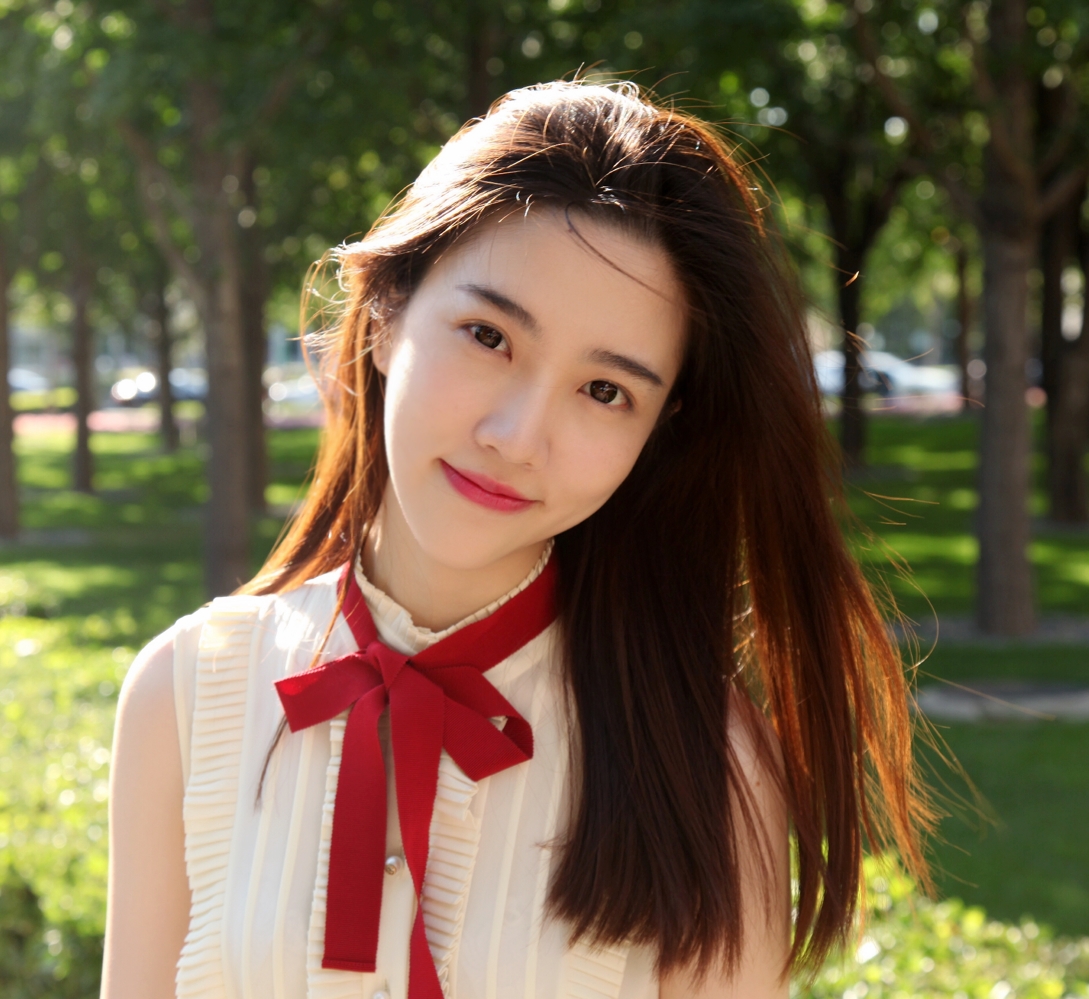 江苏卫视女主持人张纯烨，形象清新自然