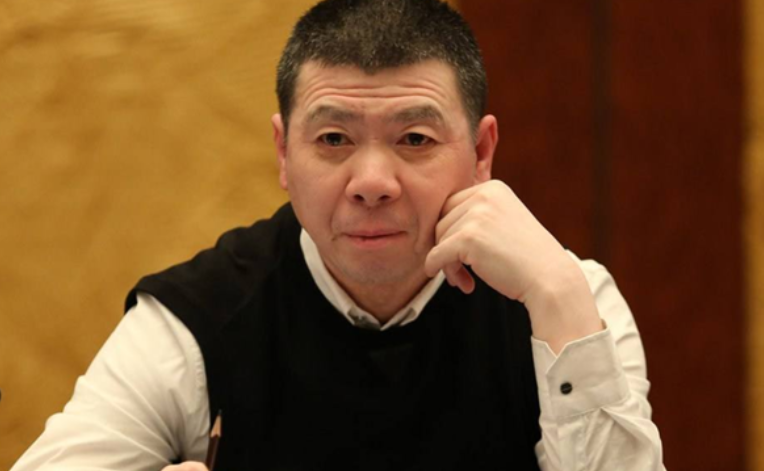 同是第五代顶流导演，把冯小刚张艺谋放在一起对比，差距就出来了