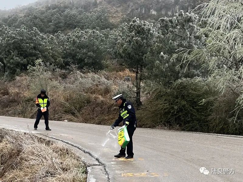 陆良公安民警严寒中守护道路安全