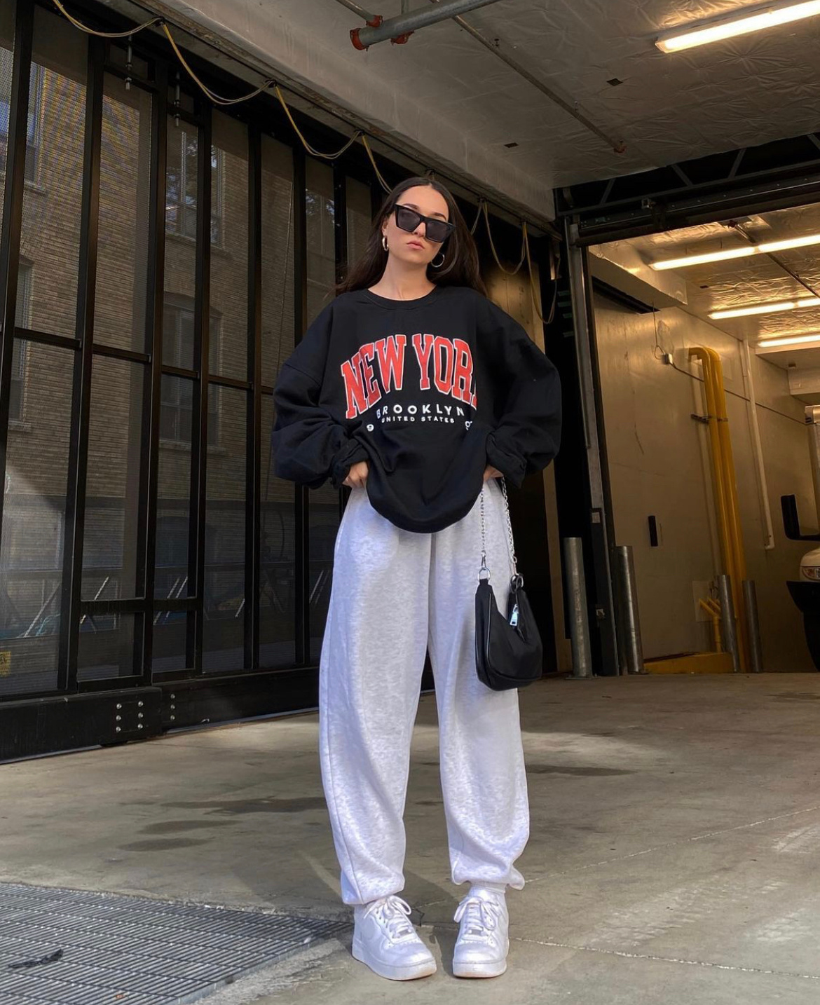 穿懂“卫衣”气质翻倍，配上这3种单品，既有女人味又可演绎帅气