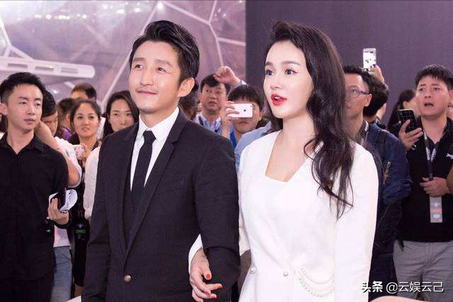 从央视辞职，甘心做丈夫背后的女人，她的婚姻生活有苦也有泪