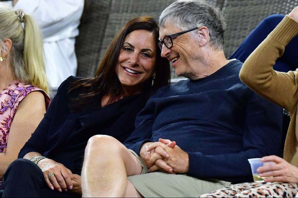 比尔·盖茨疑订婚！带60岁女友跟仨孩吃饭，甲骨文CEO遗孀左手戴戒