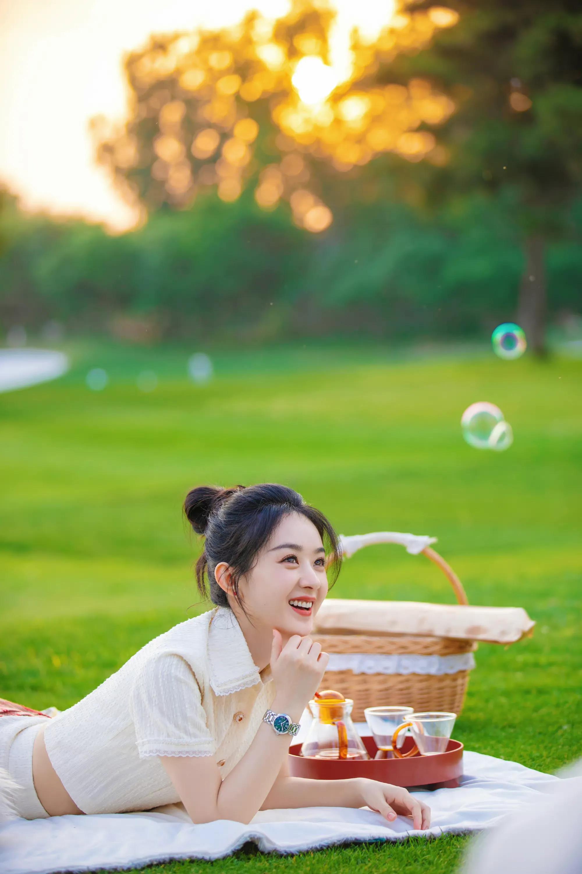 赵丽颖最新九宫格露营大片，丸子头造型少女感十足