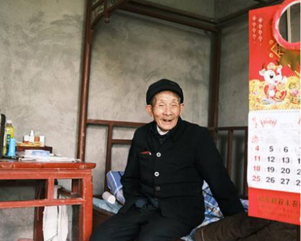 2008年，七旬老人故意抢劫入狱“养老”，被捕时笑着说：判重一些