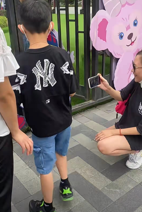 应采儿带儿子外出，Jasper酷帅像爸爸，弟弟扎马尾被误认成女孩