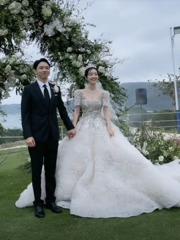 非常完美 晁然(知名女星晒照官宣婚讯,身材颜值获赞赏,与男友已相恋十