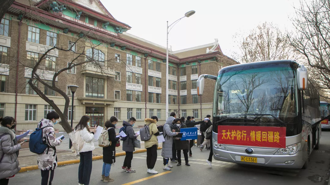 高校包机护送学生回家!这是“天大”的事!网友:羡慕