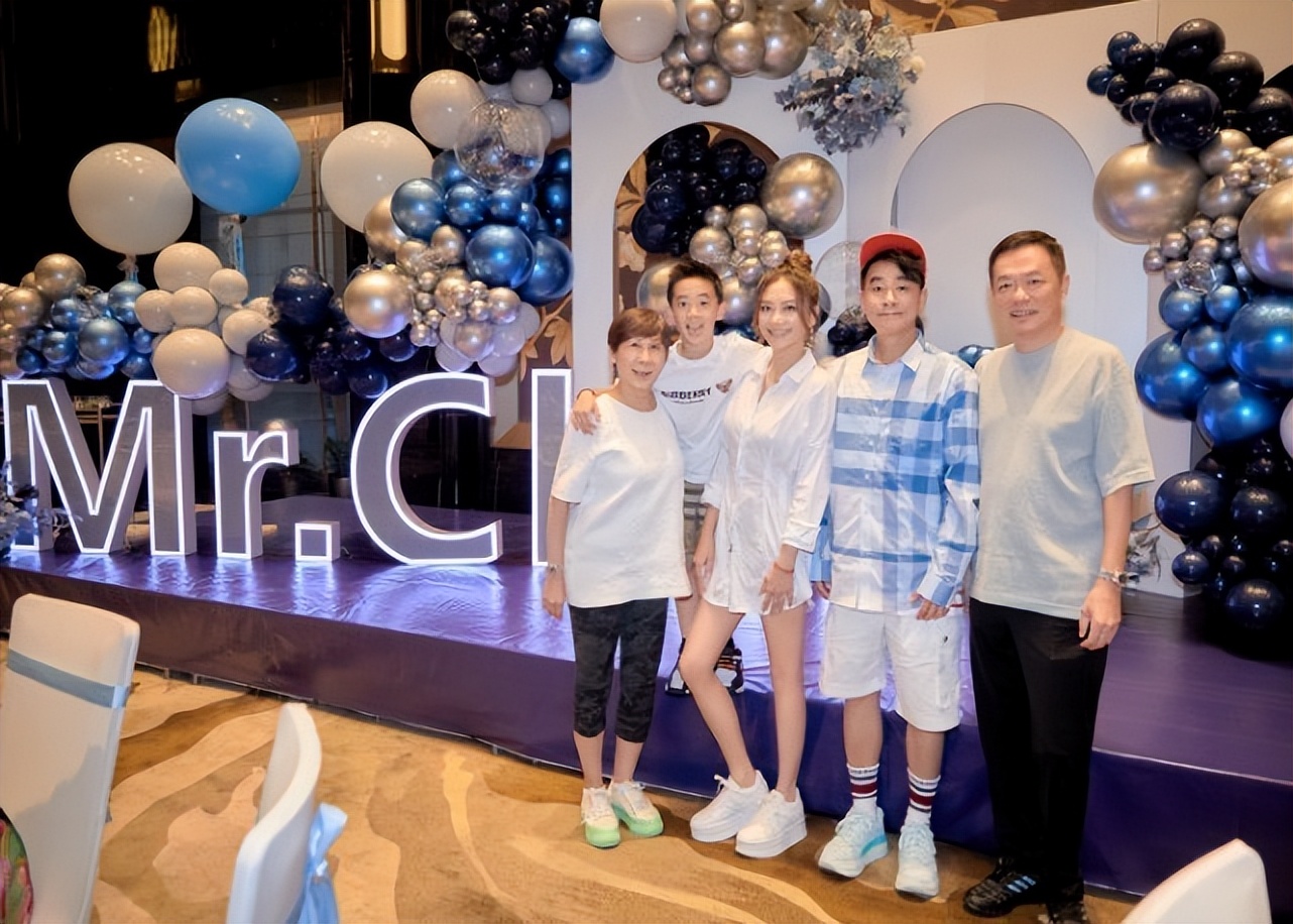应采儿带儿子外出，Jasper酷帅像爸爸，弟弟扎马尾被误认成女孩