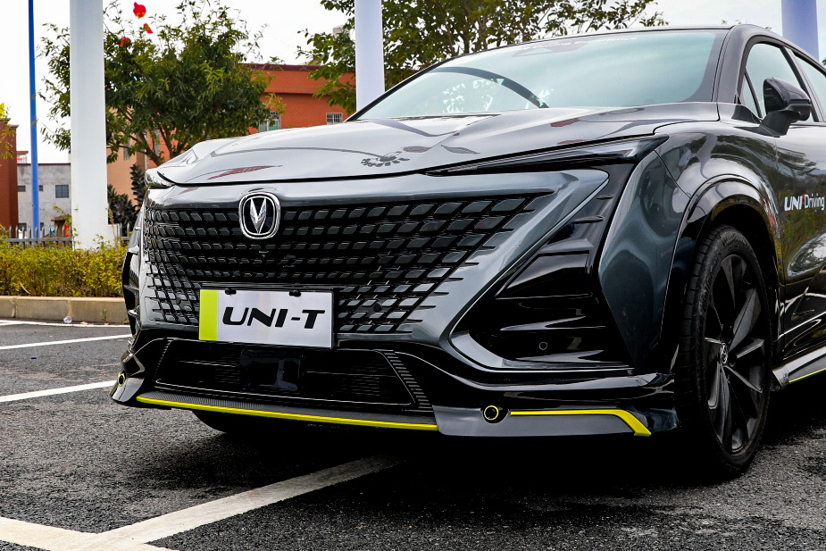 配备蓝鲸2.0t 爱信8at 赛道试驾长安红标uni-t