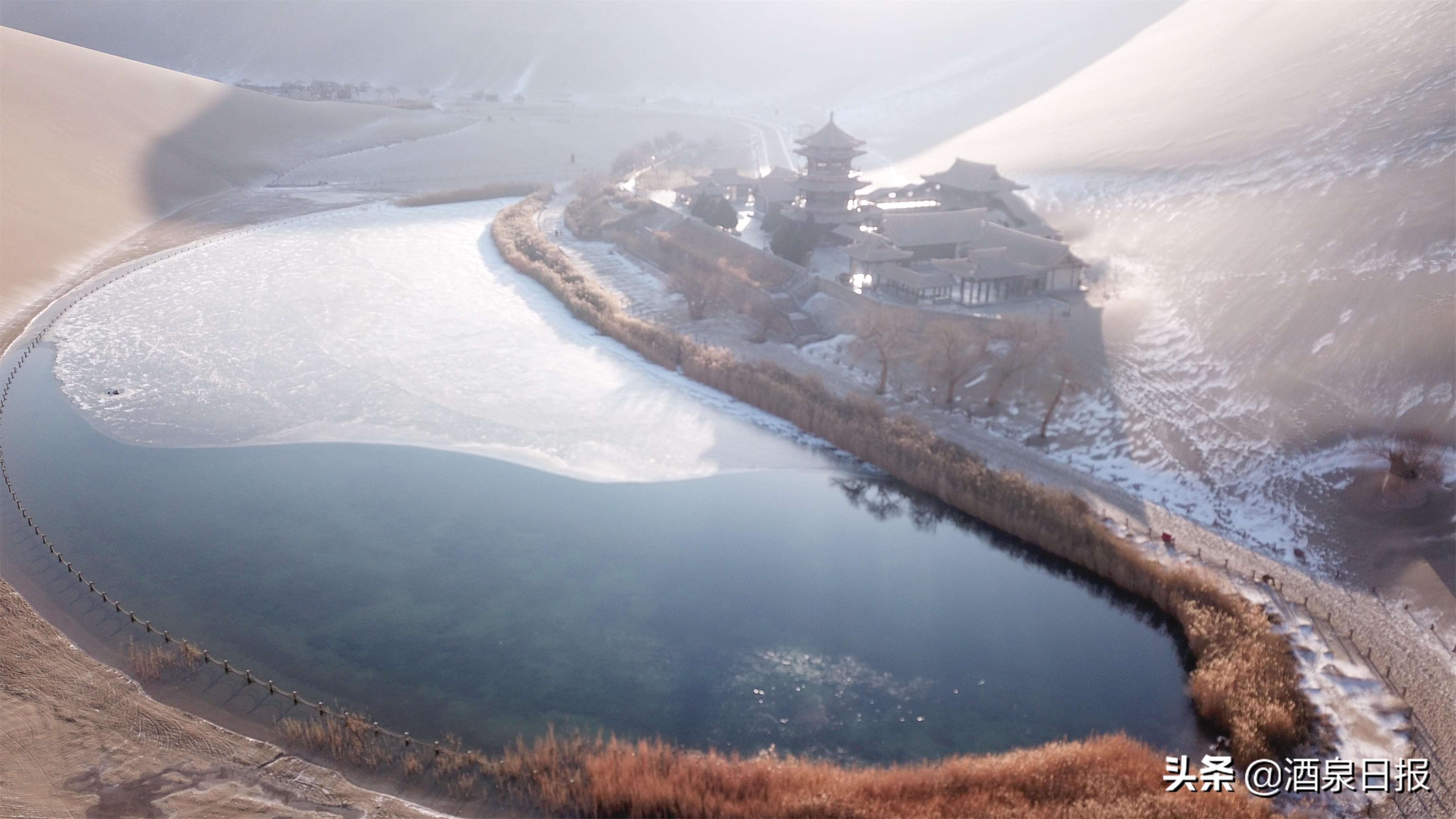 雪落敦煌寂静无声 大漠山泉如诗如画