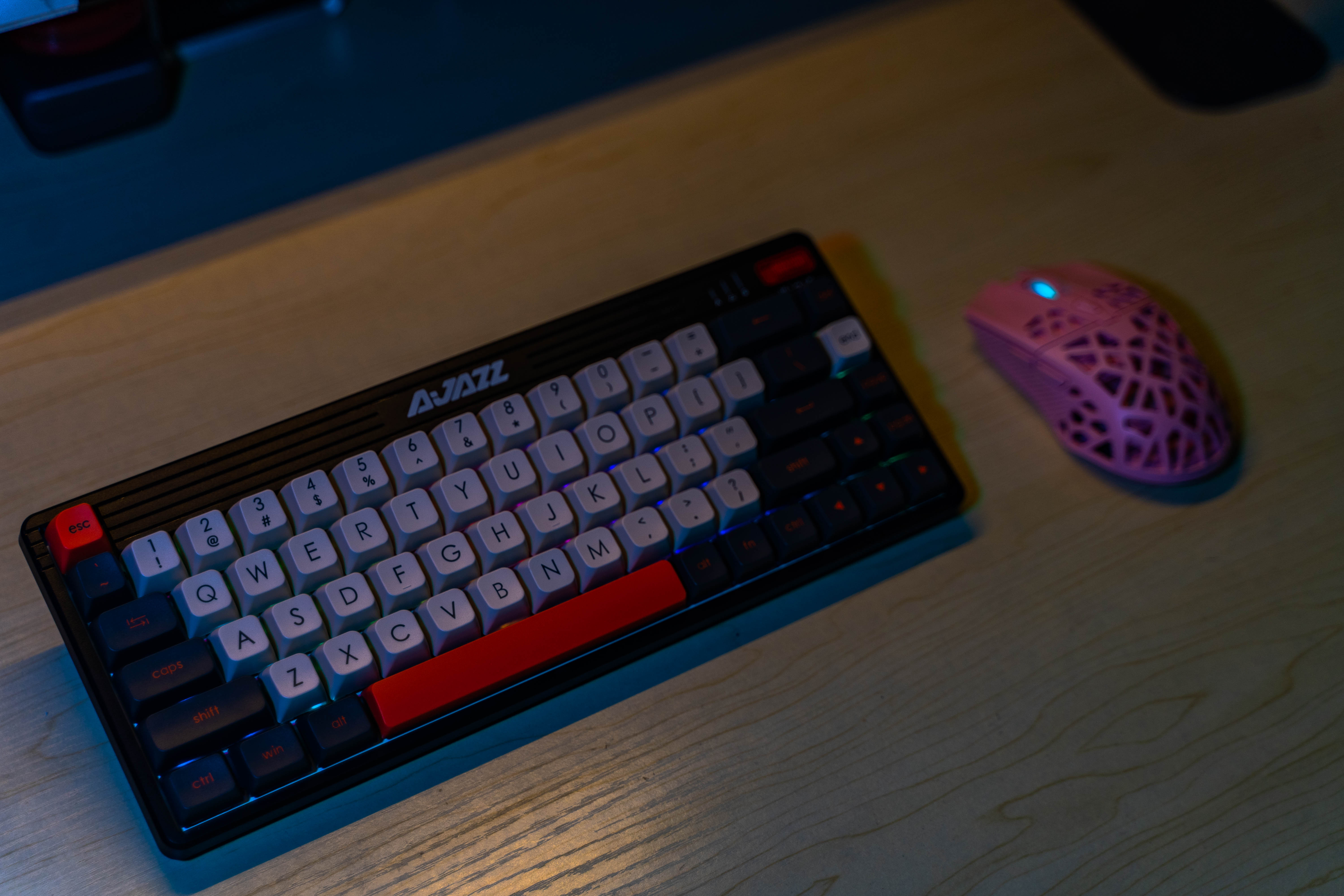 V复古，大球帽，还有RGB。黑爵K690T无线三模机械键盘上手体验