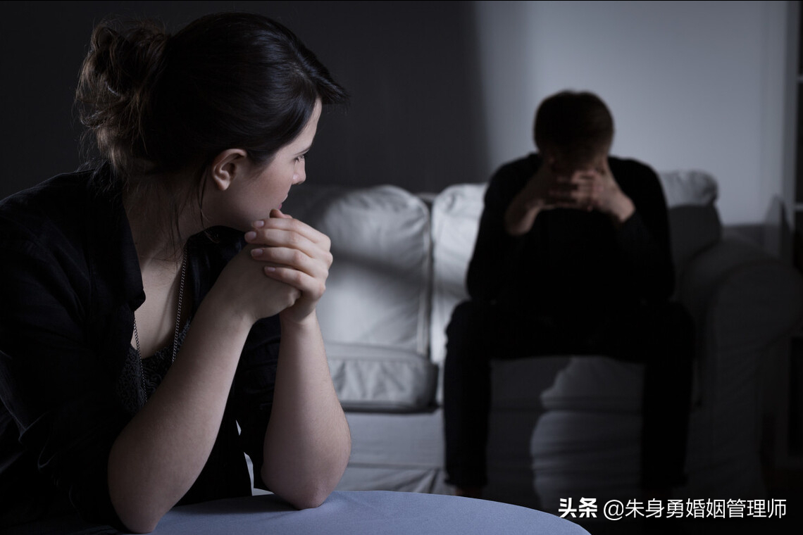 离婚男人的心理弱点分析（男人闹离婚的心理阶段表现）