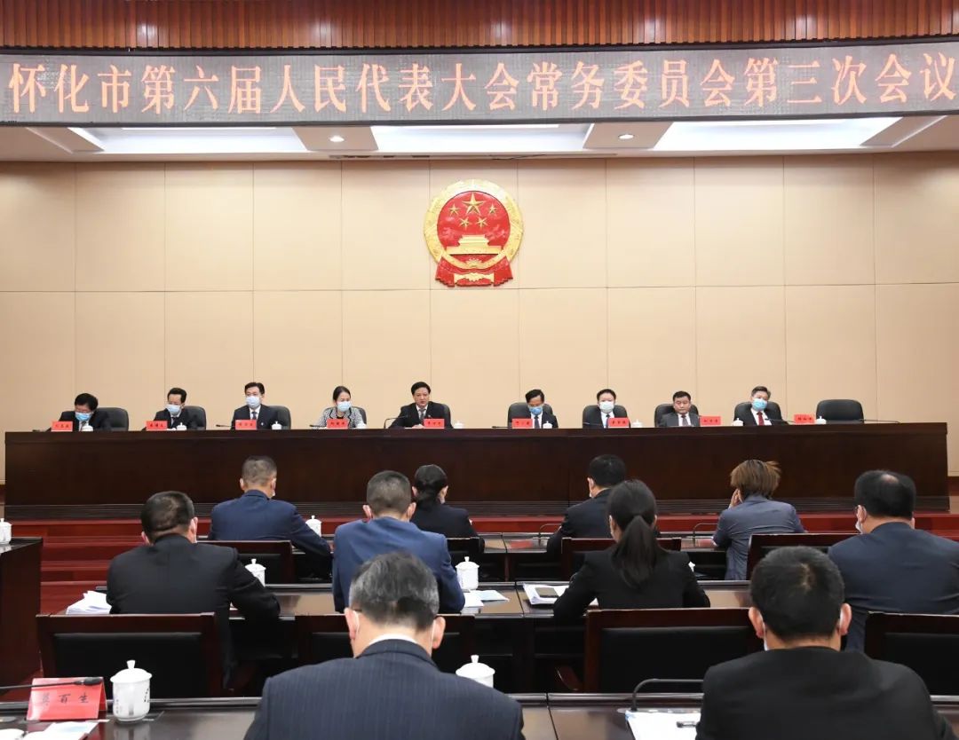 李万千出席市六届人大常委会第三次会议并作讲话