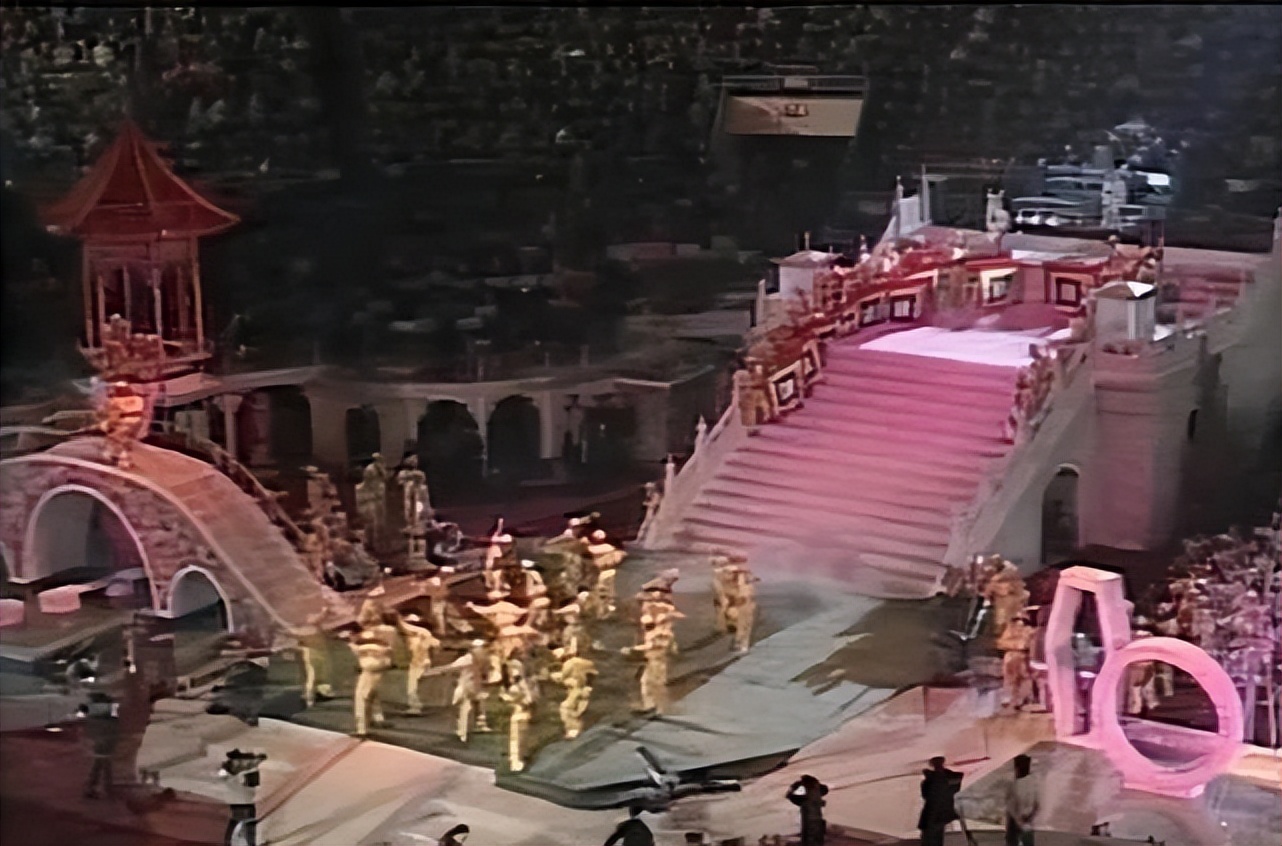 主持人抢话、演员笑场，这8届央视春晚的失误，堪称“灾难现场”