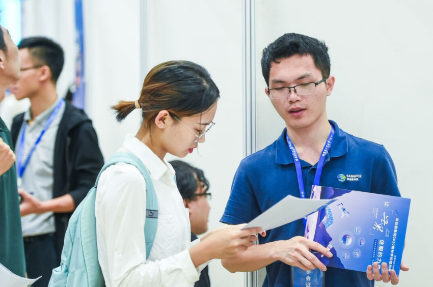 事业单位再迎喜讯，8类在编人员或将升级为公务员，教师能沾光吗