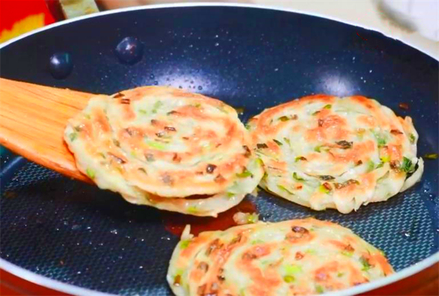 饺子皮做葱油饼千层饼（试试这种做法层层松软）