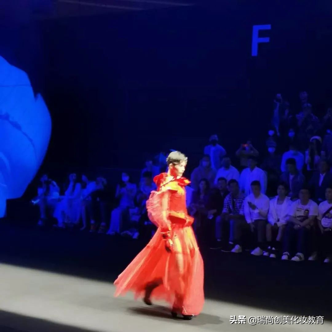 想学化妆犹豫不决？听听职业化妆师的自述