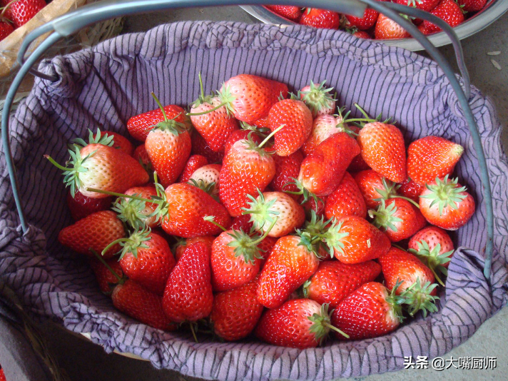 洗草莓，加盐加面粉都不靠谱，果农教你10分钟洗干净，放心吃