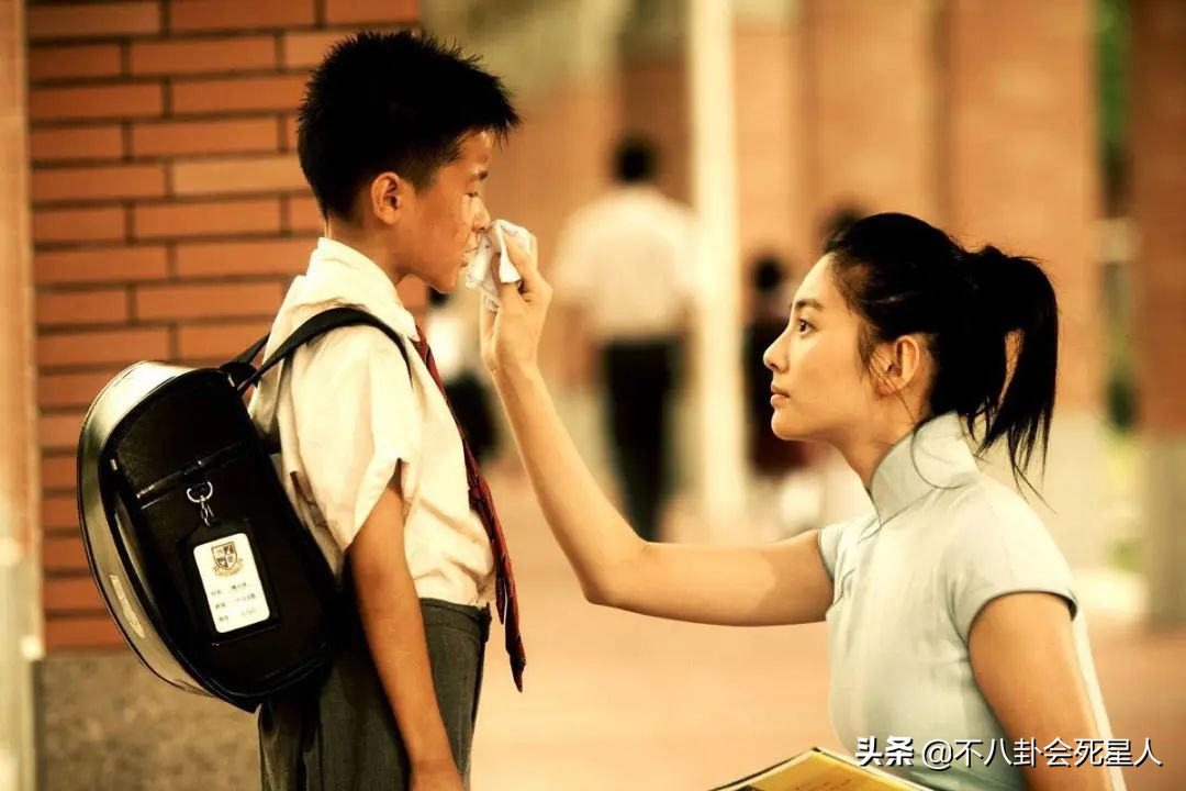 内娱新晋“发面馒头”，肿胀僵硬没眼看，让动脸前辈们自愧不如