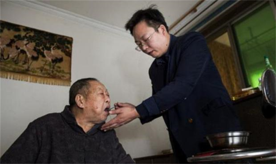 清华毕业后他回乡做保安，月薪2000元，从不参加同学聚会