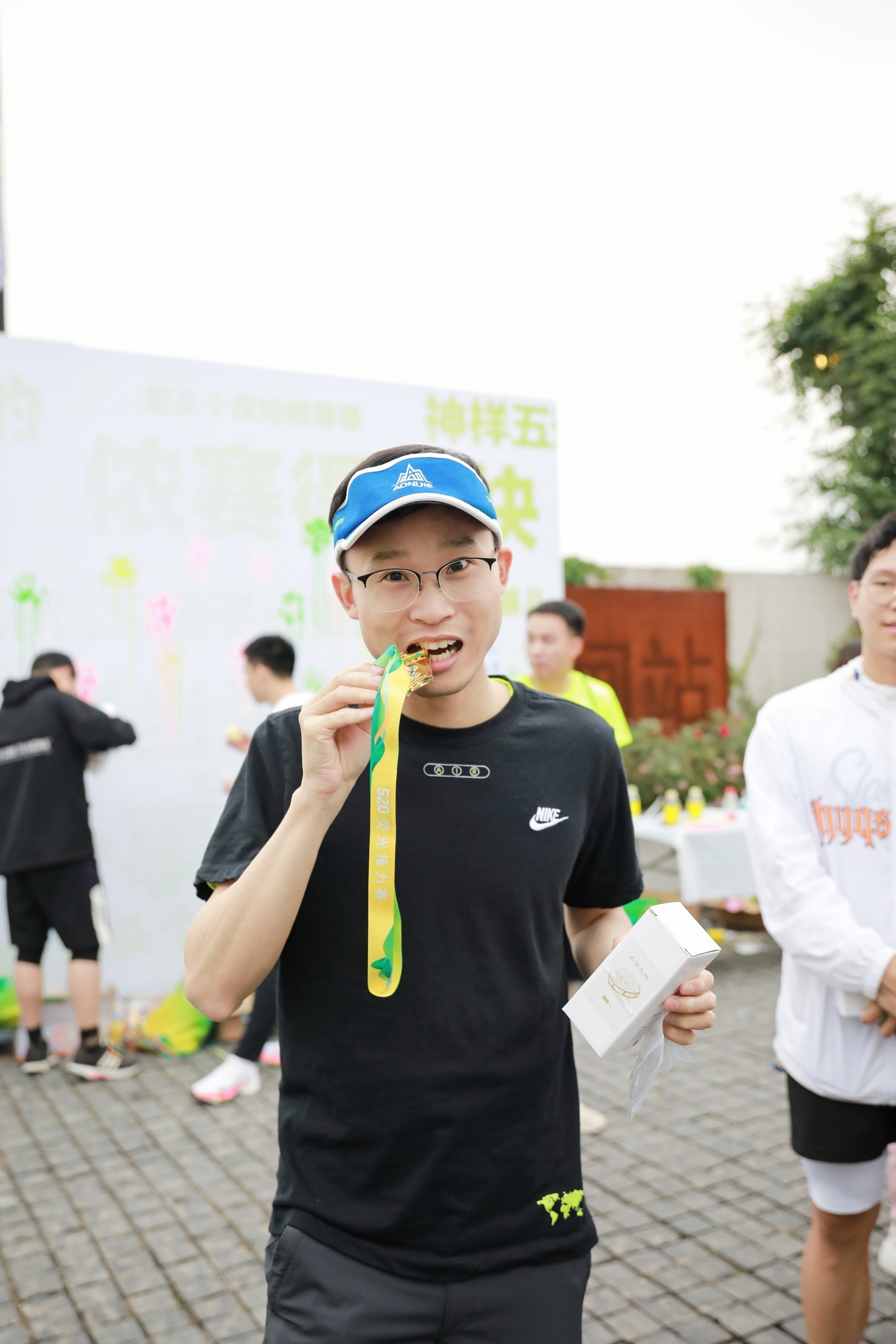 热爱不延期 | 余杭区520瓶窑老街荧光接力赛鸣枪开跑