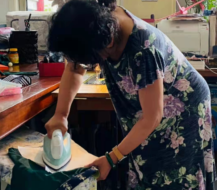 月亮姐姐罕见秀恩爱，甜喊富商老公孩儿他爸，男方长相憨厚显富态