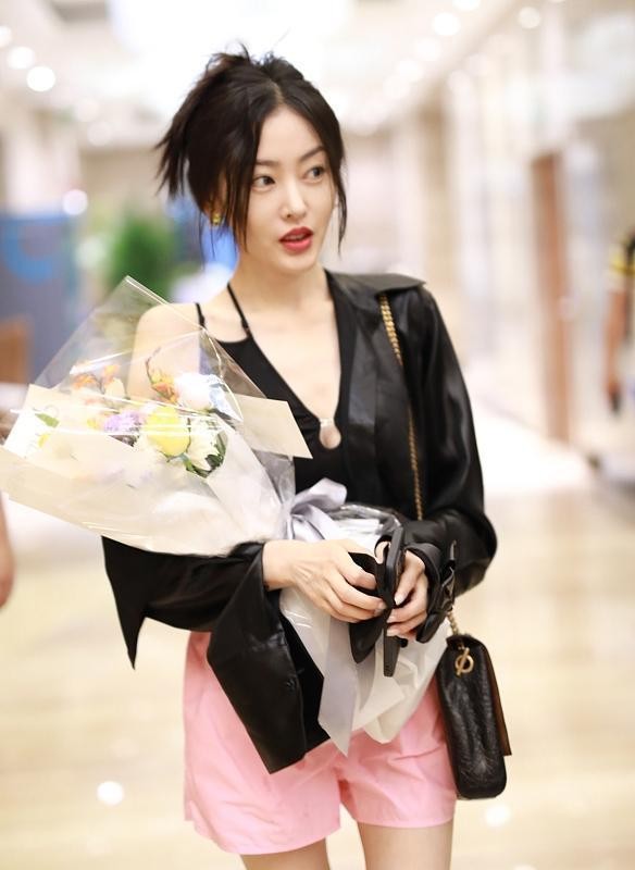 张天爱瘦得好过分，穿短裤的样子特别时髦，气质感觉没睡醒