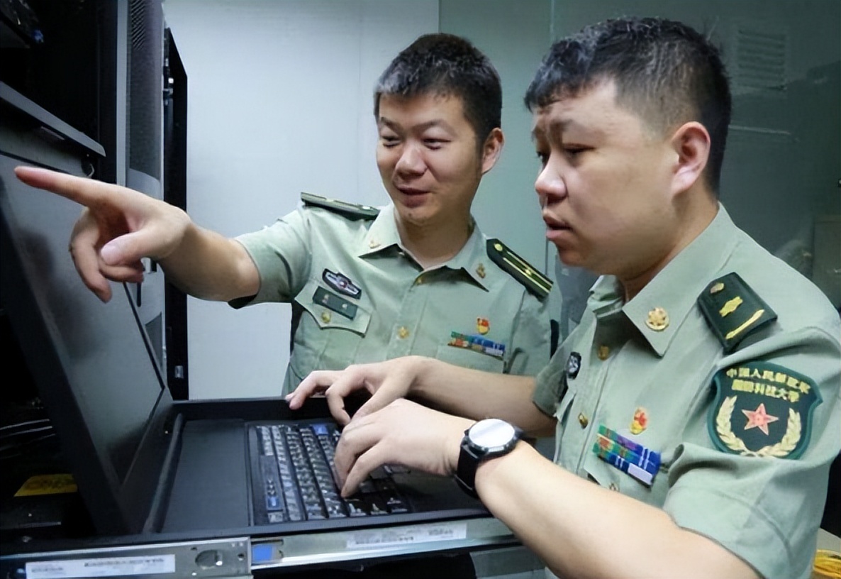 直招军官公告出炉！年薪15万起步还有带薪假期，家长也能“沾光”