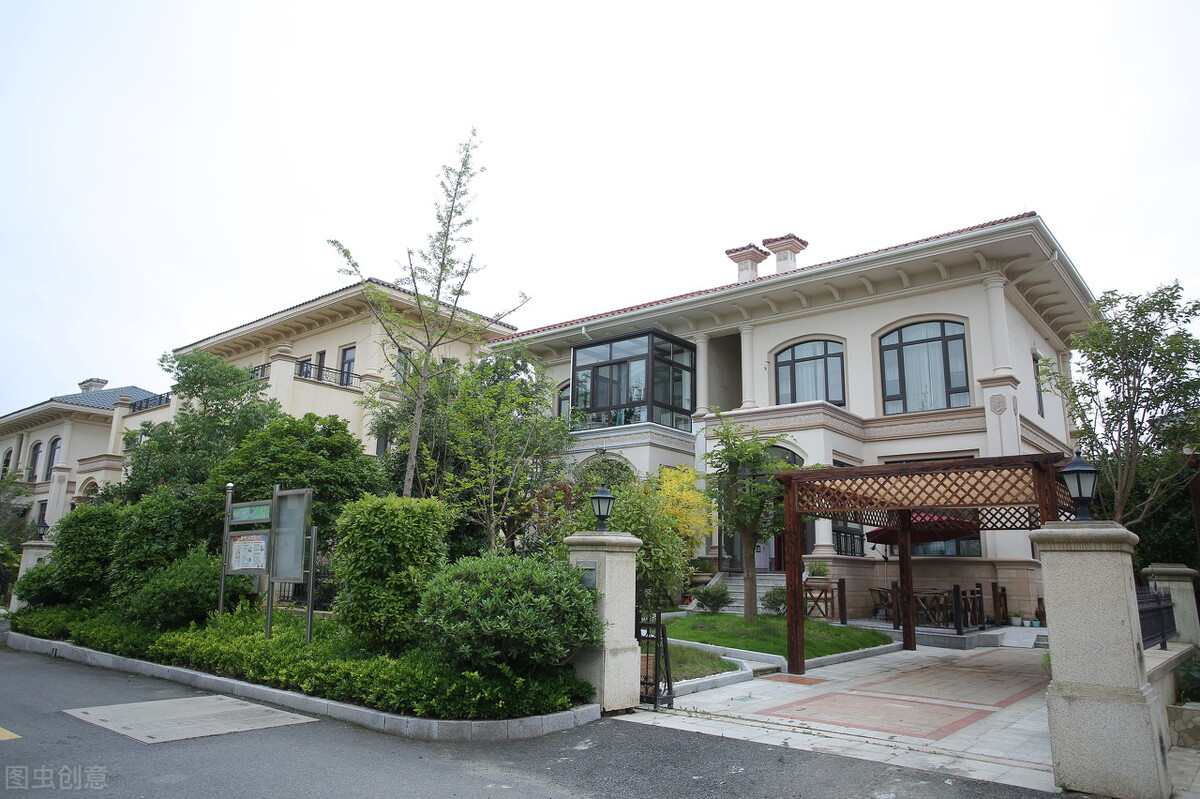 男子上门回收旧物时坠亡，家属起诉索赔53万，如今法院判了