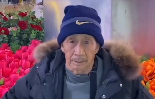 一女婴被弃，拾荒老人养大身价过亿，为报恩卖公司带养父环游祖国