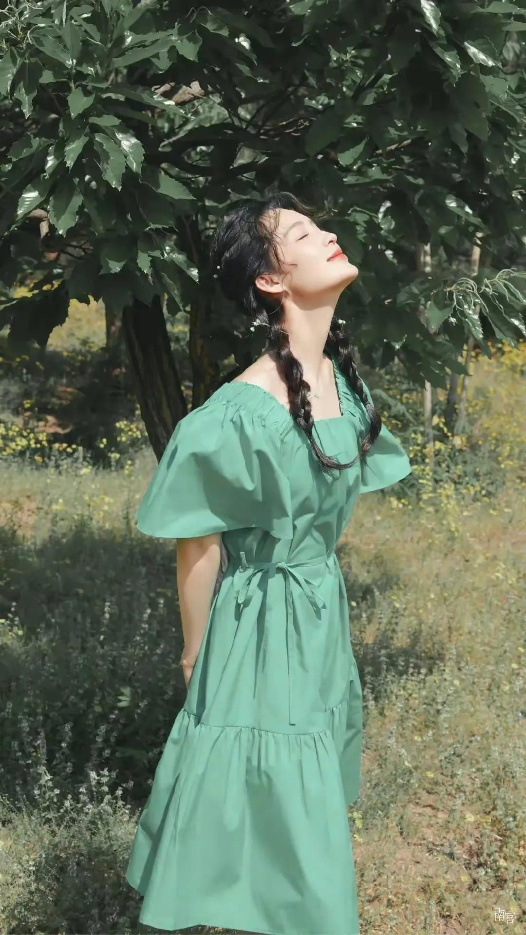 绿裙编发的李沁，青春靓丽活力满满，灵动飘逸俏皮甜美