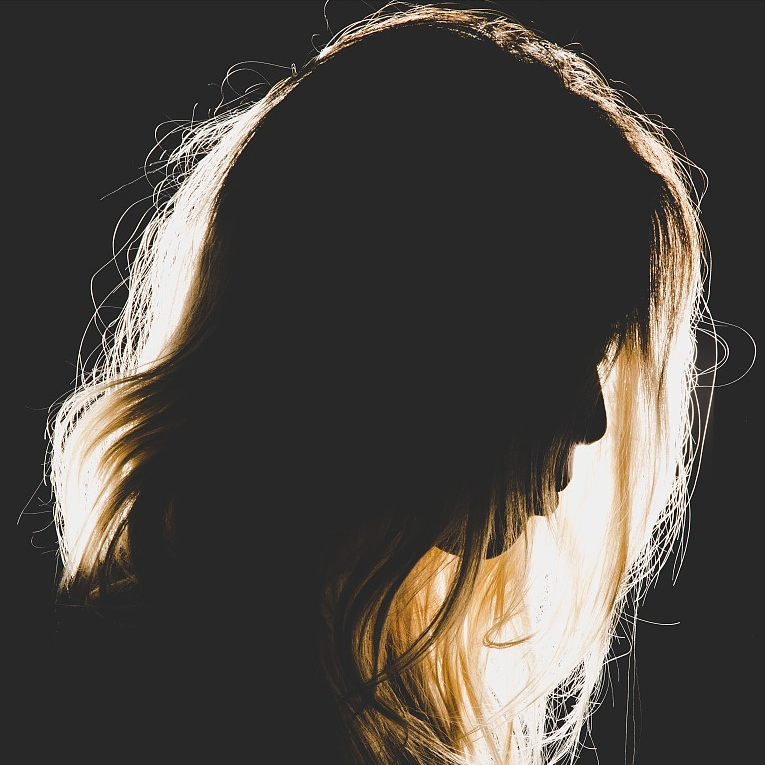 女孩，你终究妥协了现实