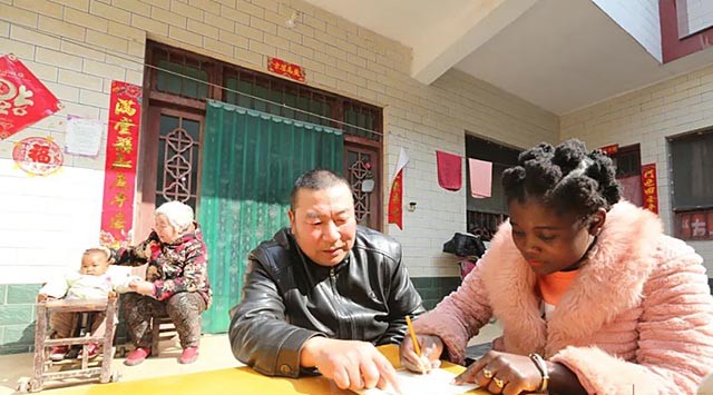 21岁非洲姑娘远嫁河南农民，公婆很满意，如今和儿子一起上幼儿园