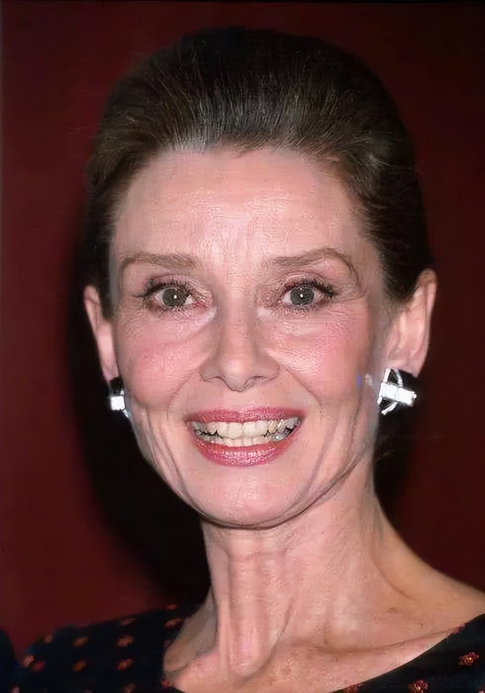 年轻时美貌惊人，晚年干瘦满脸皱纹依然优雅，赫本才是永远的女神