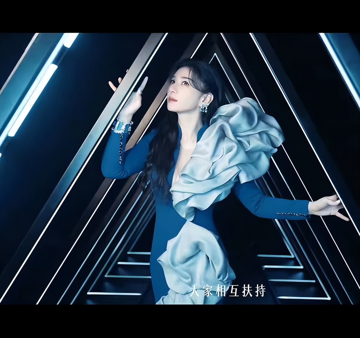 《浪姐3》未来感视频 王心凌发型减龄阿娇长裙绰约