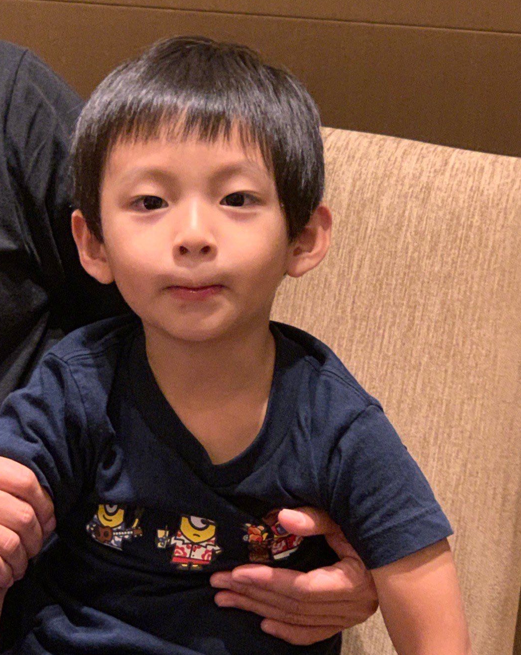 大S再婚后子女近况曝光，S妈代汪小菲教孩子骑车，婆孙合影很温馨