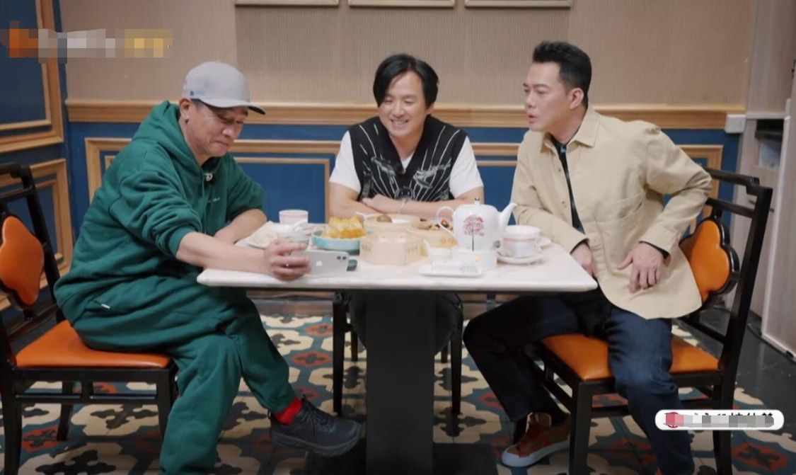 《古惑仔》3人组再聚，早已忘却当年恩怨，陈小春开口叫“大哥”