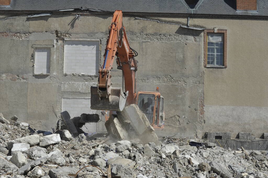 男子上门回收旧物时坠亡，家属起诉索赔53万，如今法院判了