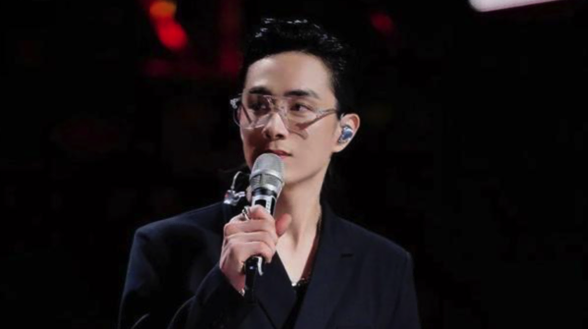 同样是“眼镜造型”，把肖战王一博和吴启华放一起，差距就出来了