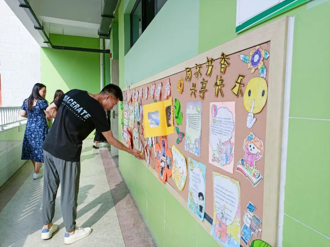成都市双流区黄甲小学举行读书节之阅读展板评比活动