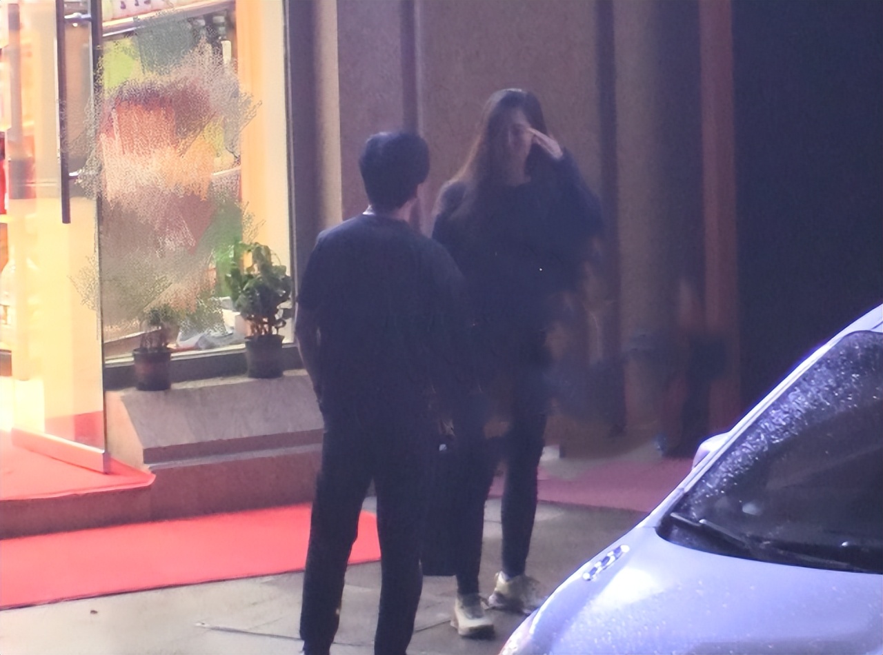 37黄轩深夜和友人聚餐！喝得大醉要人搀扶，高颜值圈外女友未现身