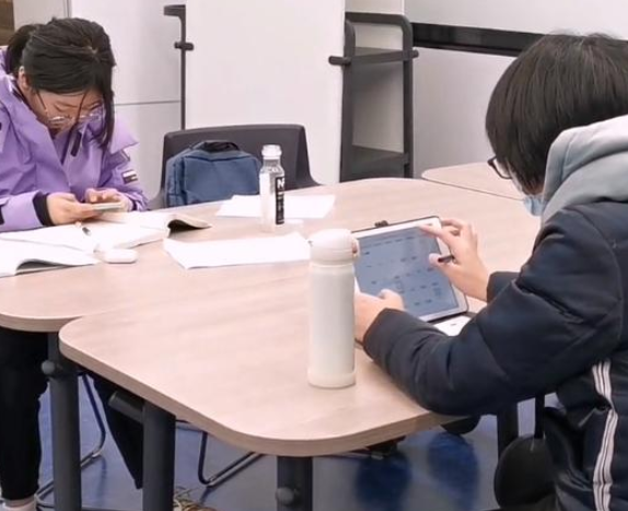 清华学霸真实生活曝光，晚上10点半的图书馆灯火通明，真叫人佩服